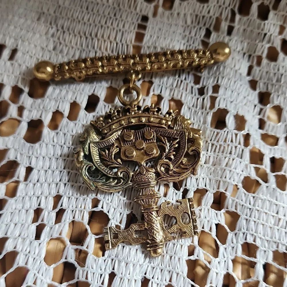 Vintage Gold Brooch with Bar & Intricate Key Design
